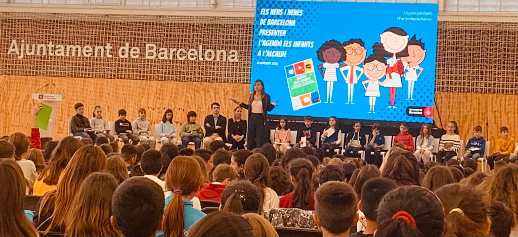 InstInfancia's tweet photo. Avui 450 nens i nenes traslladen les 11 demandes de l'#AgendaInfants x millorar el #BenestarInfància a @bcn_ajuntament 

A @MariaEugeniaGay i @javierodriguez en representació de @jaumecollboni dins actes @ECoD_Barcelona

Què demanen?🤔
Fil 👇 https://t.co/t2VOzP0g16