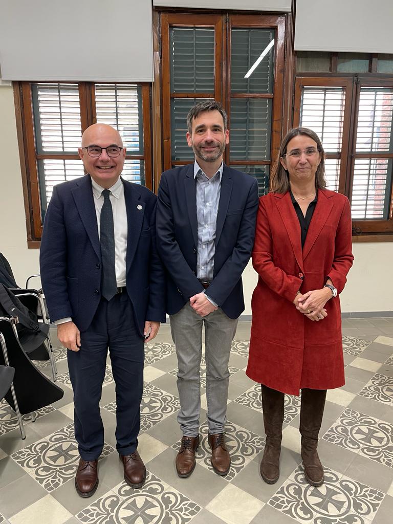 Yesterday I defended my Doctoral Thesis about "value" and "price" of drugs. Long, worthy, personal and academic journey. Articles here: shorturl.at/cxJNS shorturl.at/abdht. 
Big thanks to my directors <a href="/cpontesg/">Caridad Pontes</a> ,the northern star of this journey, and <a href="/TaberneroJosep/">Josep Tabernero</a>