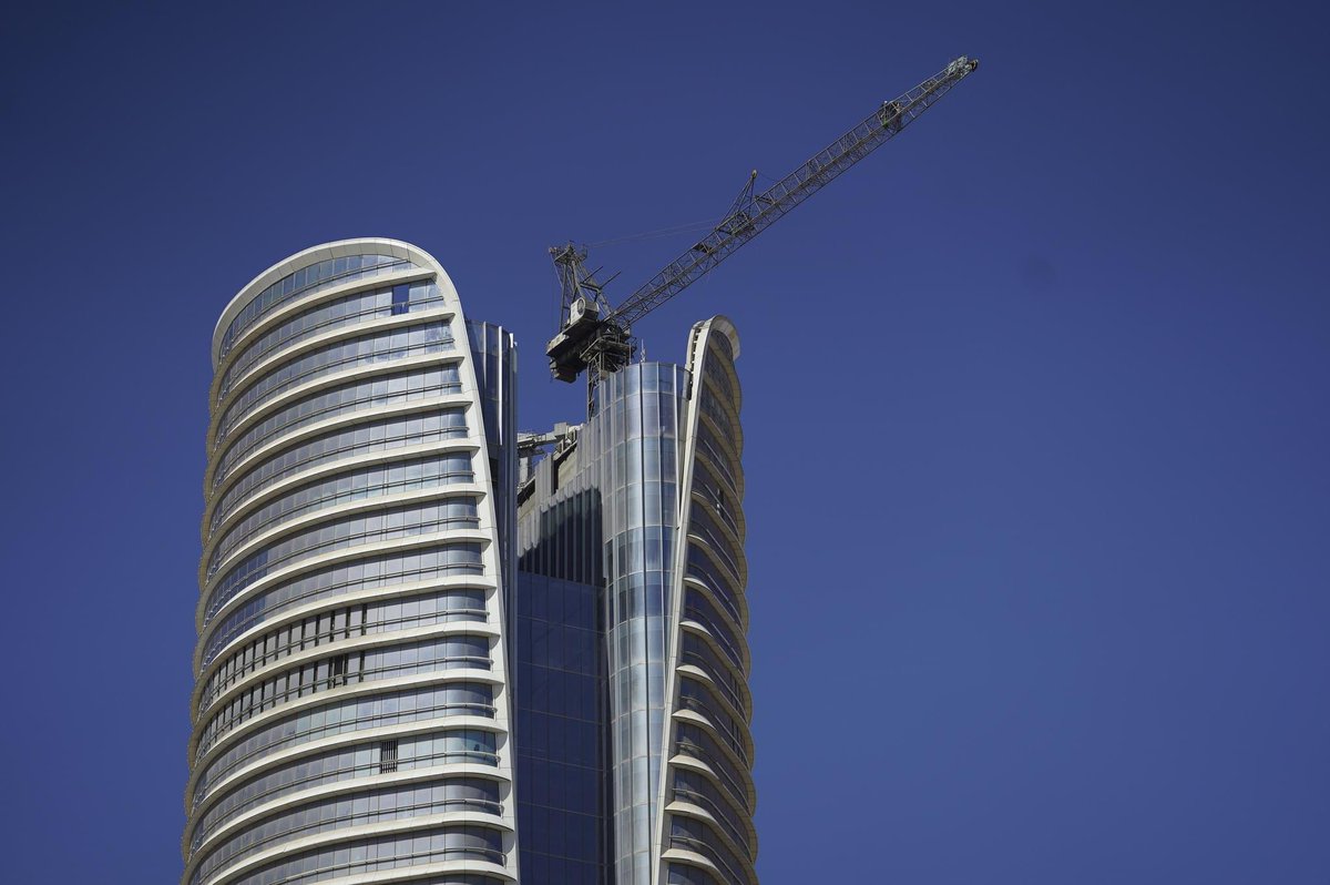 TheNewCapitalEG's tweet image. تم بنجاح تفكيك آخر رافعة برجية ذات الذراع المتحرك على ارتفاع يصل إلى 400 متر تقريبًا في البرج الأيقوني بمشروع CBD بالعاصمة الإدارية الجديدة لمصر. وبهذا يظهر البرج الأيقوني &quot;أطول برج في إفريقيا&quot; للمرة الأولى بشكل كامل دون وجود معدات

#العاصمة_الإدارية_الجديدة | #CSCEC