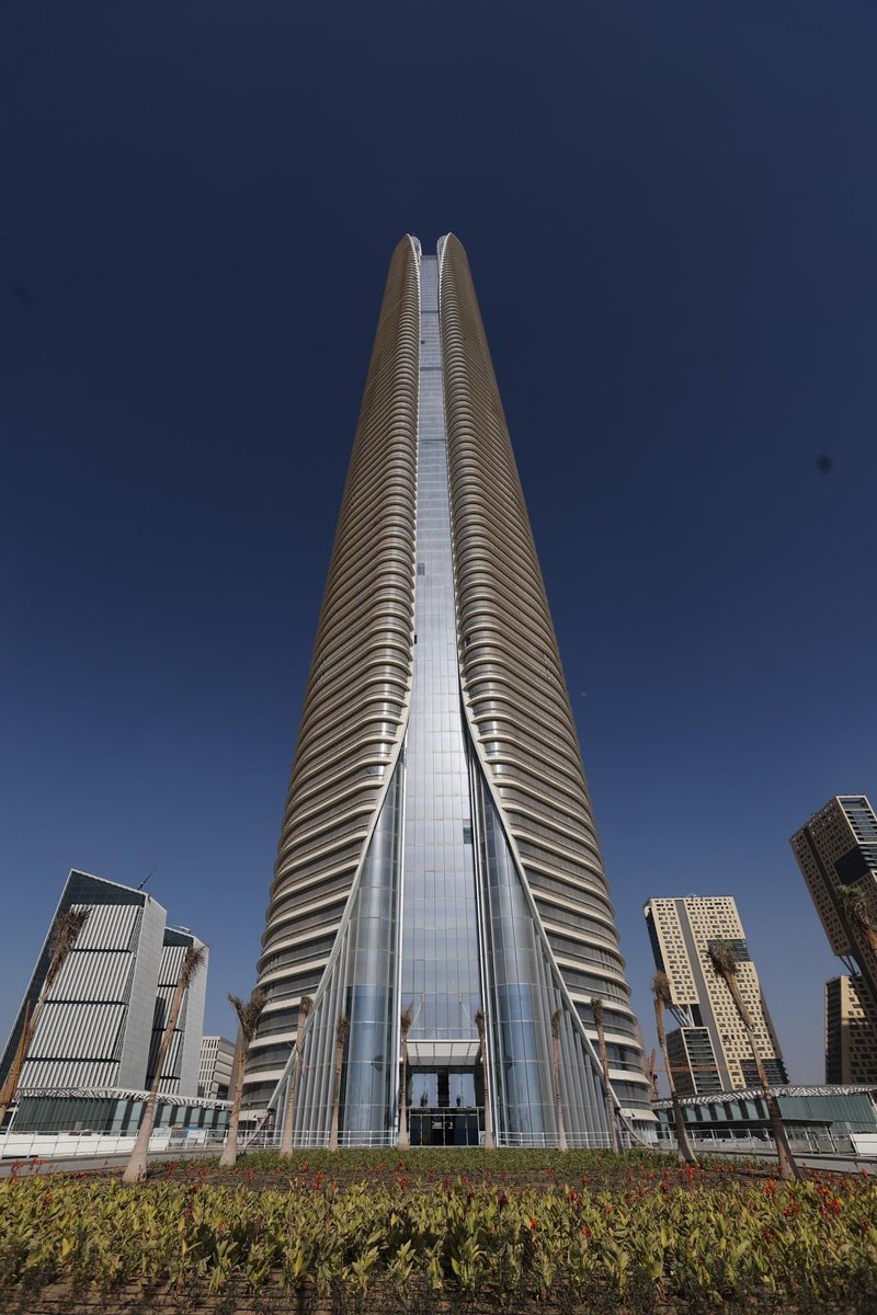 TheNewCapitalEG's tweet image. تم بنجاح تفكيك آخر رافعة برجية ذات الذراع المتحرك على ارتفاع يصل إلى 400 متر تقريبًا في البرج الأيقوني بمشروع CBD بالعاصمة الإدارية الجديدة لمصر. وبهذا يظهر البرج الأيقوني &quot;أطول برج في إفريقيا&quot; للمرة الأولى بشكل كامل دون وجود معدات

#العاصمة_الإدارية_الجديدة | #CSCEC