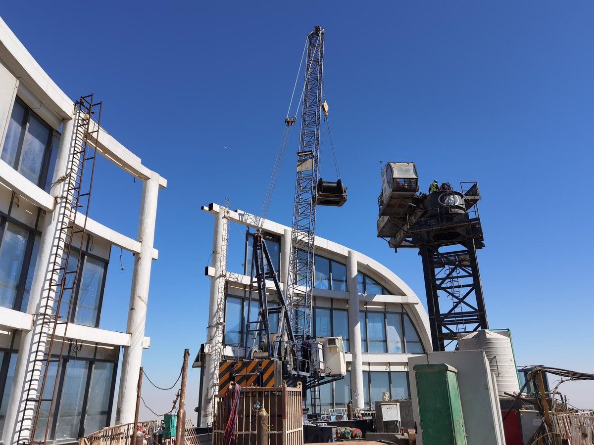 TheNewCapitalEG's tweet image. تم بنجاح تفكيك آخر رافعة برجية ذات الذراع المتحرك على ارتفاع يصل إلى 400 متر تقريبًا في البرج الأيقوني بمشروع CBD بالعاصمة الإدارية الجديدة لمصر. وبهذا يظهر البرج الأيقوني &quot;أطول برج في إفريقيا&quot; للمرة الأولى بشكل كامل دون وجود معدات

#العاصمة_الإدارية_الجديدة | #CSCEC