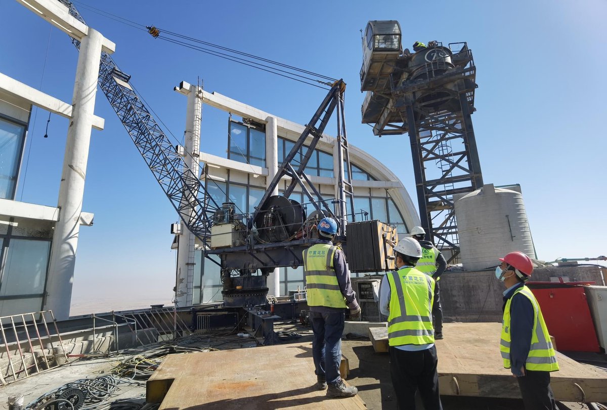 TheNewCapitalEG's tweet image. تم بنجاح تفكيك آخر رافعة برجية ذات الذراع المتحرك على ارتفاع يصل إلى 400 متر تقريبًا في البرج الأيقوني بمشروع CBD بالعاصمة الإدارية الجديدة لمصر. وبهذا يظهر البرج الأيقوني &quot;أطول برج في إفريقيا&quot; للمرة الأولى بشكل كامل دون وجود معدات

#العاصمة_الإدارية_الجديدة | #CSCEC