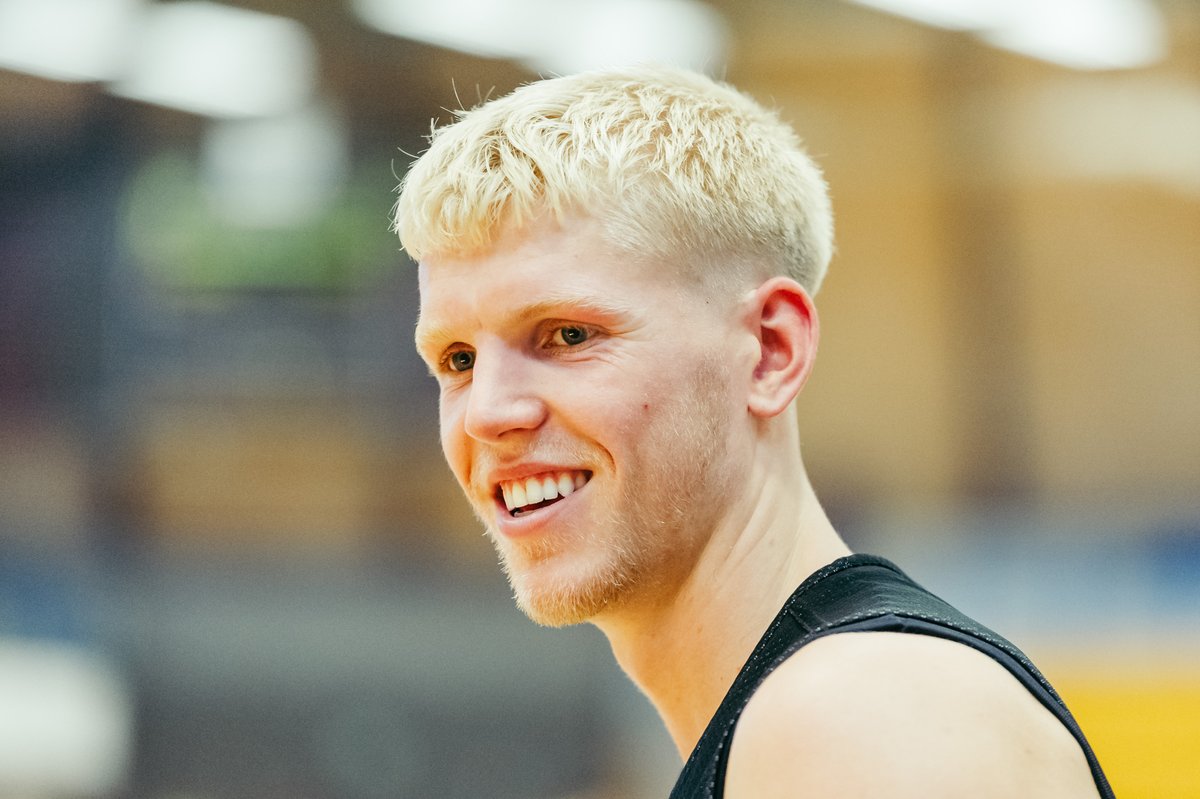 MHP_RIESEN's tweet photo. Gute Laune und gute Stimmung gibt's am heutigen BCL-Reisetag besonders bei Jacob #Patrick. Unsere 2โฃ ist in dieser Saison erstmals nicht mehr der jรผngste RIESE und ab sofort 20 Jahre alt. ๐๐๐ฅ๐ฅ๐ฎ ๐ฝ๐๐ง๐ฉ๐๐๐๐ฎ, Jake!
๐ธ: Sandy #Dinkelacker | #ihrundwir | #allesfรผrgelb https://t.co/jOZ71OG4iY