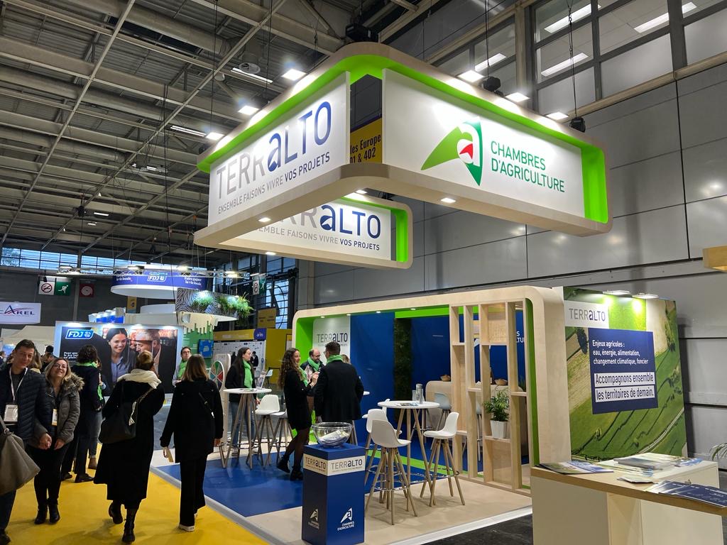 ChambagriFrance's tweet photo. 🗓️ #SMCL2023 : 1e jour du @salondesmaires
🤝Nos équipes et conseillers #TERRALTO vous attendent sur notre stand D05 Pavillon 4
👉Les #ChambresAgri sont présentes sur le stand @Agri_Gouv, avec son partenaire @Terresenvilles_, pour présenter le Réseau national des PAT https://t.co/5TKfKDiScy