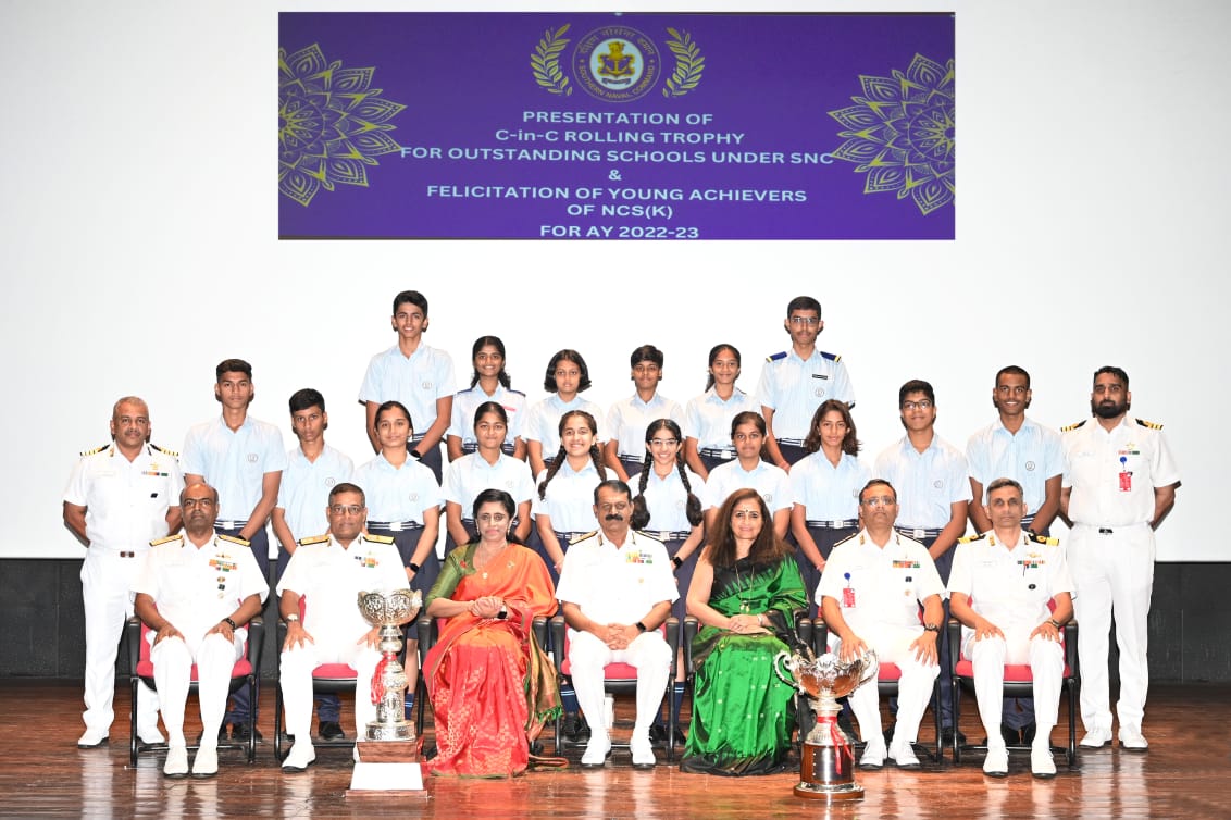 2️⃣5️⃣ Young Achievers of Navy Children School,#Kochi were felicitated by VAdm MA Hampiholi #FOCINC #SNC and Mrs Madhumati Hampiholi President, NWWA(SR) during the award ceremony.