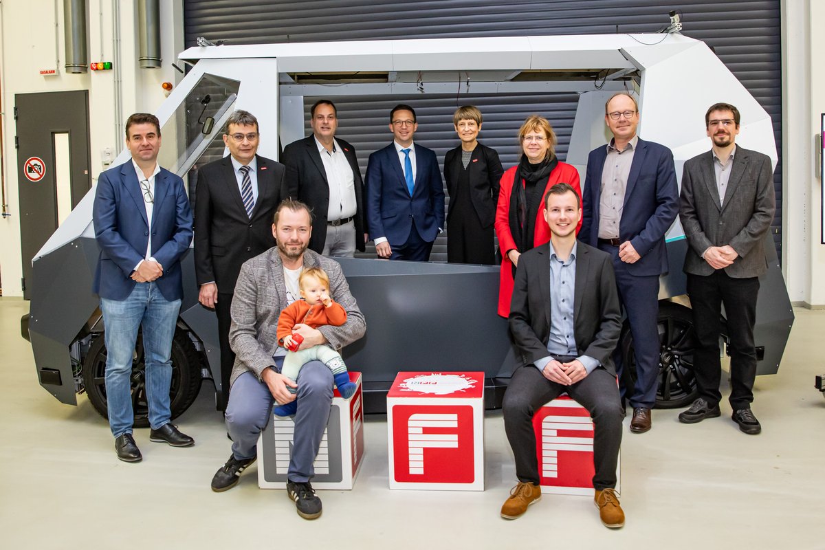tuBraunschweig's tweet photo. Am Niedersächsischen Forschungszentrum Fahrzeugtechnik (NFF) informierte sich gestern Niedersachsens Wissenschaftsminister Falko Mohrs über die exzellente Mobilitäts- und Energieforschung an der #TUBraunschweig.
👉https://t.co/BxS0eIoZVA
#Mobility #Energy #FutureMobilityHub https://t.co/UsbAASXyEt