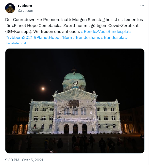 barbouillech's tweet photo. [Flashback 28.10.2021]
#PlanetHope Spektakel auf dem Bundesplatz in Bern.

Ohne #CovidZertifikat durfte man nicht mal von hinter dem Gitter zuschauen. Es war draussen.

Die Gutmenschen sind mit ihrem Zertifikat in Schlangen gestanden. 🤢

https://t.co/JlYk2t6l8v https://t.co/SHXGLJWdnz