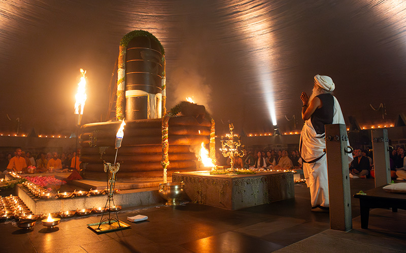 SadhguruJV's tweet photo. Dhyanalinga is the highest possible manifestation of the Divine – a Living Guru who touches you in dimensions where nothing or no one can. #SadhguruQuotes #DhyanalingaOfferingDay https://t.co/bJxSCl0O9X