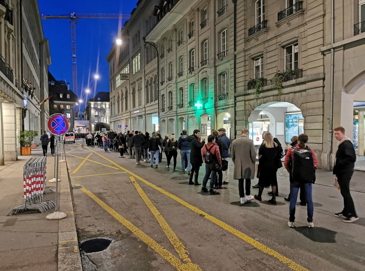 barbouillech's tweet photo. [Flashback 28.10.2021]
#PlanetHope Spektakel auf dem Bundesplatz in Bern.

Ohne #CovidZertifikat durfte man nicht mal von hinter dem Gitter zuschauen. Es war draussen.

Die Gutmenschen sind mit ihrem Zertifikat in Schlangen gestanden. 🤢

https://t.co/JlYk2t6l8v https://t.co/SHXGLJWdnz