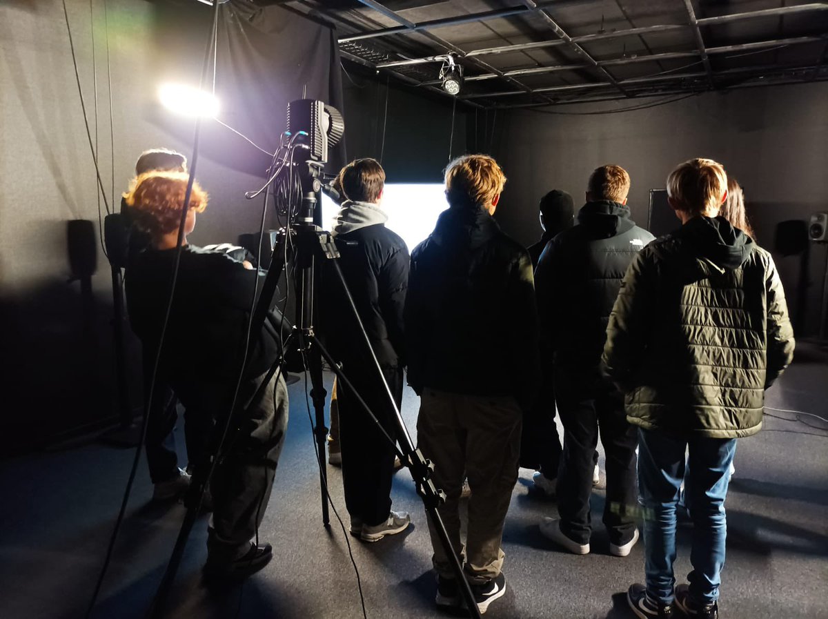 🔍 Excur'Sciences 2/6

On se retrouve au campus de la @plaineimages pour une découverte de la plateforme #IrDIVE qui offre un espace d’expérimentation en environnement visuels et interaction.