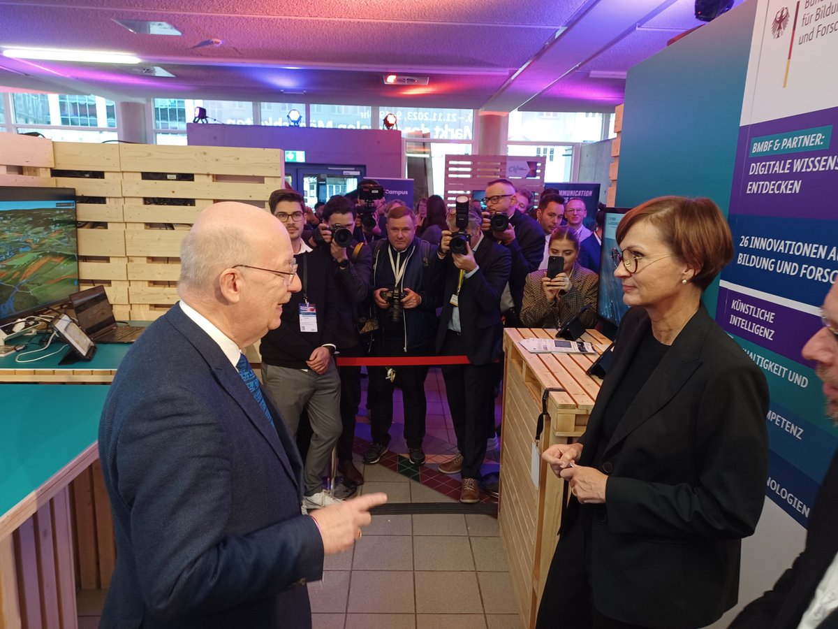 KI gestalten (@lernendesysteme) on Twitter photo Wie können wir den Nachwuchs in der #KI-Forschung fördern? Beim Besuch der Bundesministerin <a href="/starkwatzinger/">Bettina Stark-Watzinger</a> am Markt der digitalen Möglichkeiten stellt unser LK-Mitglied Wolfgang Wahlster <a href="/DFKI/">DFKI</a> die Initiative <a href="/AIGrid_org/">AI Grid</a> vor. @BMBF_Bund #digitalgipfel <a href="/UniJena/">Universität Jena</a> <a href="/jenalichtstadt/">jenalichtstadt</a> Wie können wir den Nachwuchs in der #KI-Forschung fördern? Beim Besuch der Bundesministerin <a href="/starkwatzinger/">Bettina Stark-Watzinger</a> am Markt der digitalen Möglichkeiten stellt unser LK-Mitglied Wolfgang Wahlster <a href="/DFKI/">DFKI</a> die Initiative <a href="/AIGrid_org/">AI Grid</a> vor. @BMBF_Bund #digitalgipfel <a href="/UniJena/">Universität Jena</a> <a href="/jenalichtstadt/">jenalichtstadt</a>