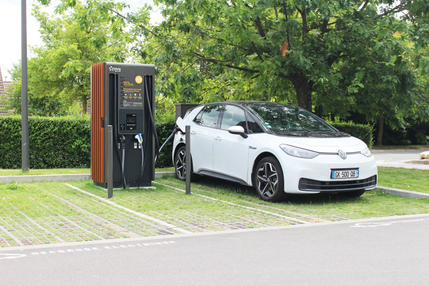 A lire aujourd’hui dans <a href="/Le_Figaro/">Le Figaro</a> : un article sur les nouvelles bornes de recharge pour véhicules électriques proposées par <a href="/Izivia/">IZIVIA</a> sur +700 parkings des <a href="/McDoFr_Newsroom/">McDonald's France Newsroom</a>. D’ici 2025, plus 2000 points de charge ultra-rapide seront déployés par cette filiale d’<a href="/EDFofficiel/">EDF</a> 👏