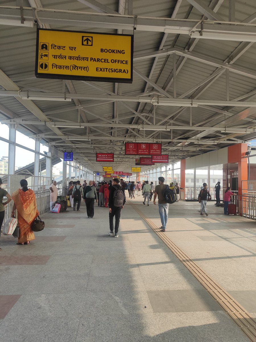 वाराणसी कैंट ब्रिज पे डिस्प्ले कही भी नही लगा है कौन सी ट्रेन किस प्लेटफार्म पे खड़ी है।NTES पे भी अपडेट सही नहीं रहता।कैंटोमैंट की तरफ से आने में पूरा रास्ता ऑटो रिक्शा और कार से बंद है। पदैल भी नहीं चल सकते। <a href="/drm_lko/">Lucknow Division NR</a> <a href="/drmbsbner/">DRM Varanasi</a> <a href="/AshwiniVaishnaw/">Ashwini Vaishnaw</a> <a href="/RailMinIndia/">Ministry of Railways</a> <a href="/MiniPMOVaranasi/">Mini PMO Varanasi</a>