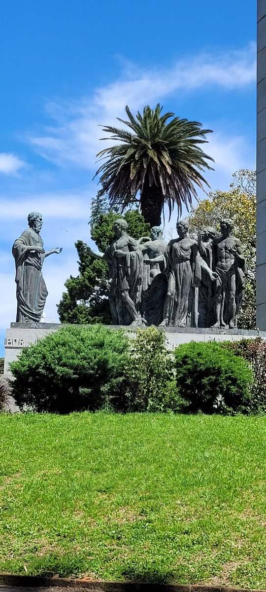 ElOjoChurrinche's tweet photo. Muy buenos días
Amanece, qué no es poco
Monumento a #JoséEnriqueRodó ubicado en el Ex Parque Urbano, hoy Parque Rodó
Uno de los conjuntos escultóricos más hermosos de nuestra ciudad https://t.co/sHd1gNVXUi