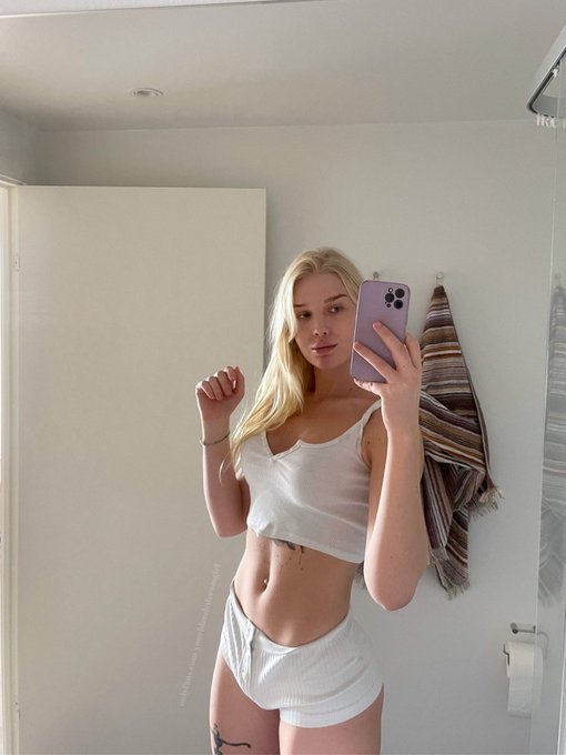 Do you like your girls with a little something extra? 🍆✨ https://t.co/WwdGFnY1FB