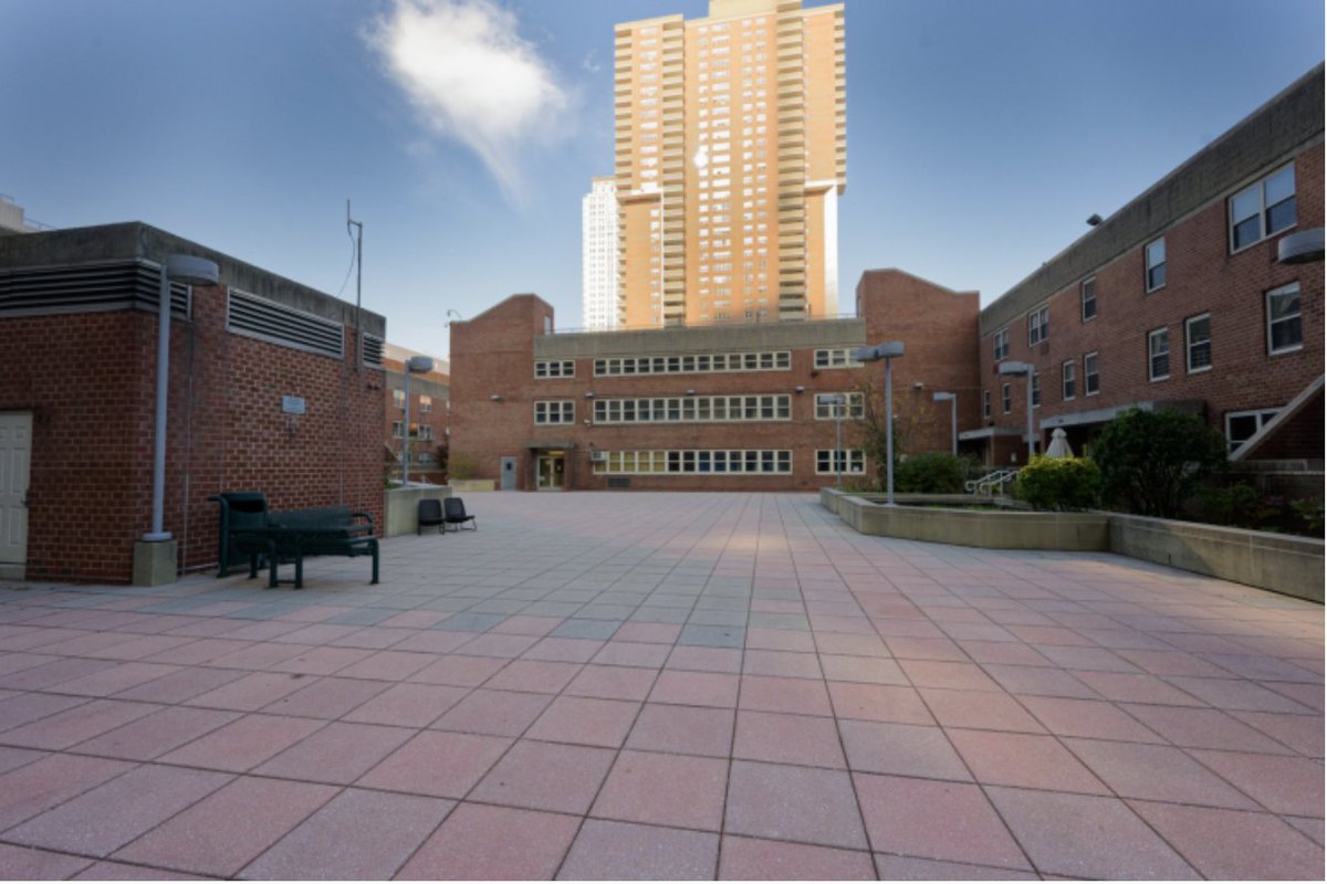 A 900-foot residential tower is proposed for this site in Tribeca's Independence Plaza. "I was almost speechless," said the tenant association president, upon seeing the plans. shorturl.at/btW68