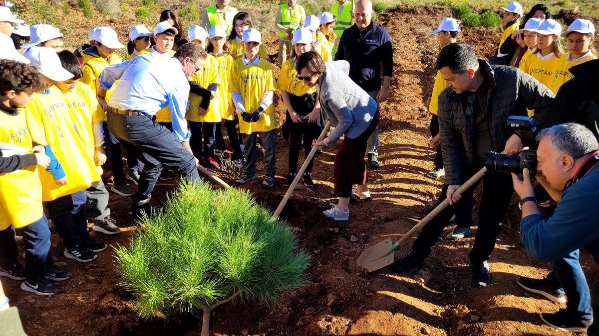 muglaobm's tweet photo. Avrupa Birliği Türkiye Delegasyonu #MapMyTree kampanyası kapsamında Göcek’te fidan dikti. Taşbaşı mevkiinde yapılan fidan dikim etkinliğine AB Türkiye Delegasyon Başkanı Büyükelçi Nikolaus Meyer-Landrut, Muğla Orman Bölge Md Yrd Adnan Güller, öğrenciler ve orman personeli katıldı https://t.co/ZfkuUcHfkb