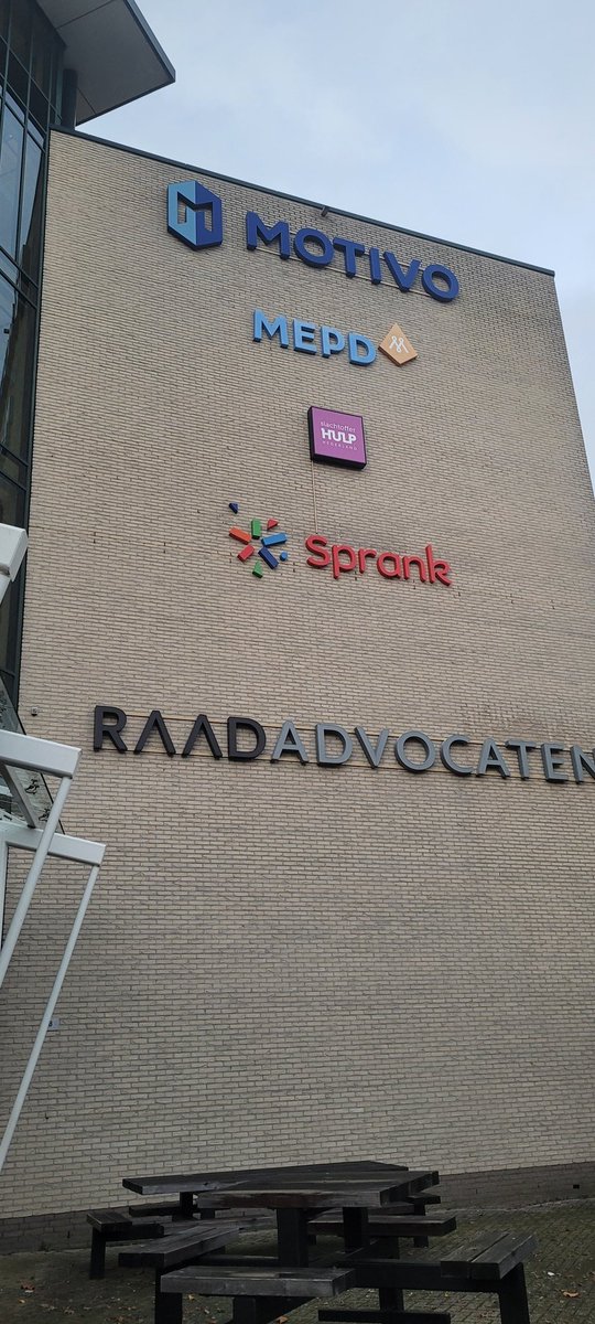 Yess, wij hebben nu ook een gevel-logo op ons gebouw!
<a href="/StichtingSprank/">Stichting Sprank</a> zit op de begane grond en sprankelt kleurig mee. 😊