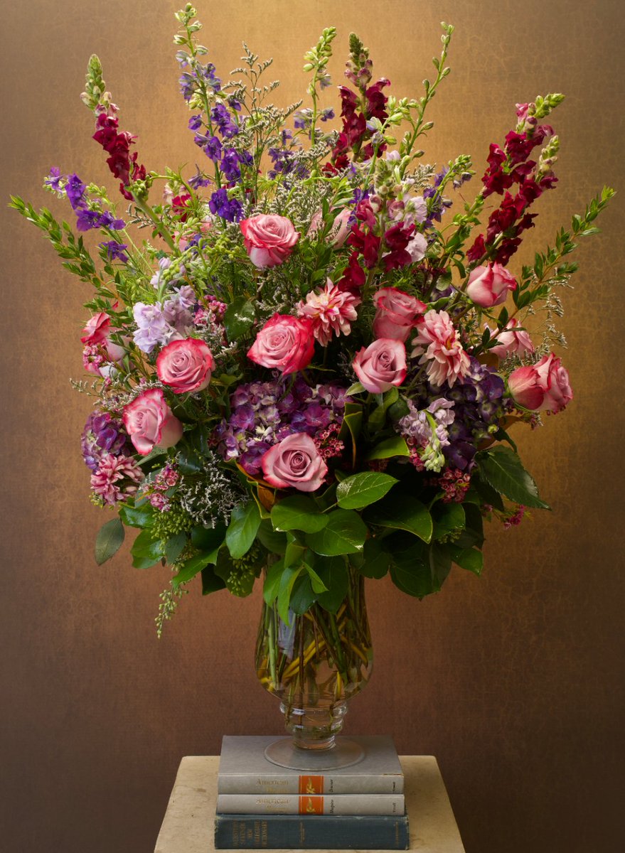 TheEmptyVaseHTX's tweet photo. We all have a queen of some kind in our life, and I'm pretty sure this is a great way to impress or win them over 💜

#FlowersOfTwitter #flowerphotography #florist #purpleflowers #houstonflorist https://t.co/azwDj1bXaN