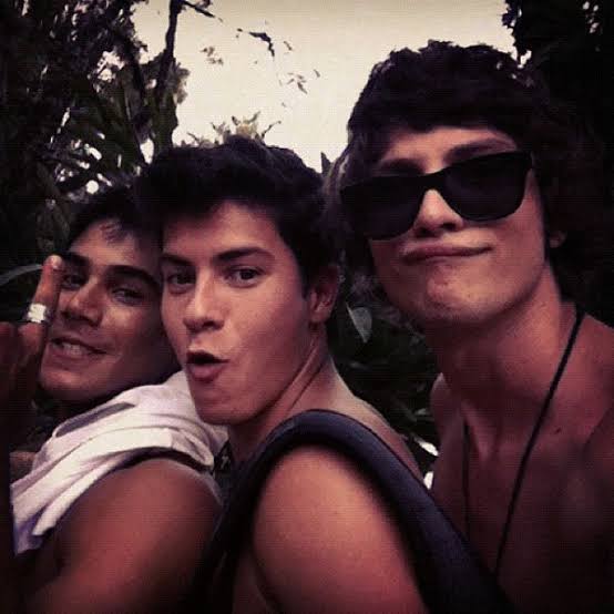 rememberchamel's tweet image. pensando aqui se tivesse stories nessa epoca nao ironicamente os meninos iriam servir muitos closes