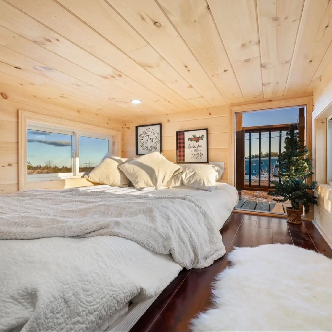 prefabsmallhome's tweet photo. The 26-ft Basecamp by Backcountry Tiny Homes 🏡✨

#TinyHomes
#TinyHouseOnWheels
#Architecture
#CompactLiving https://t.co/EHzYZVeNWP