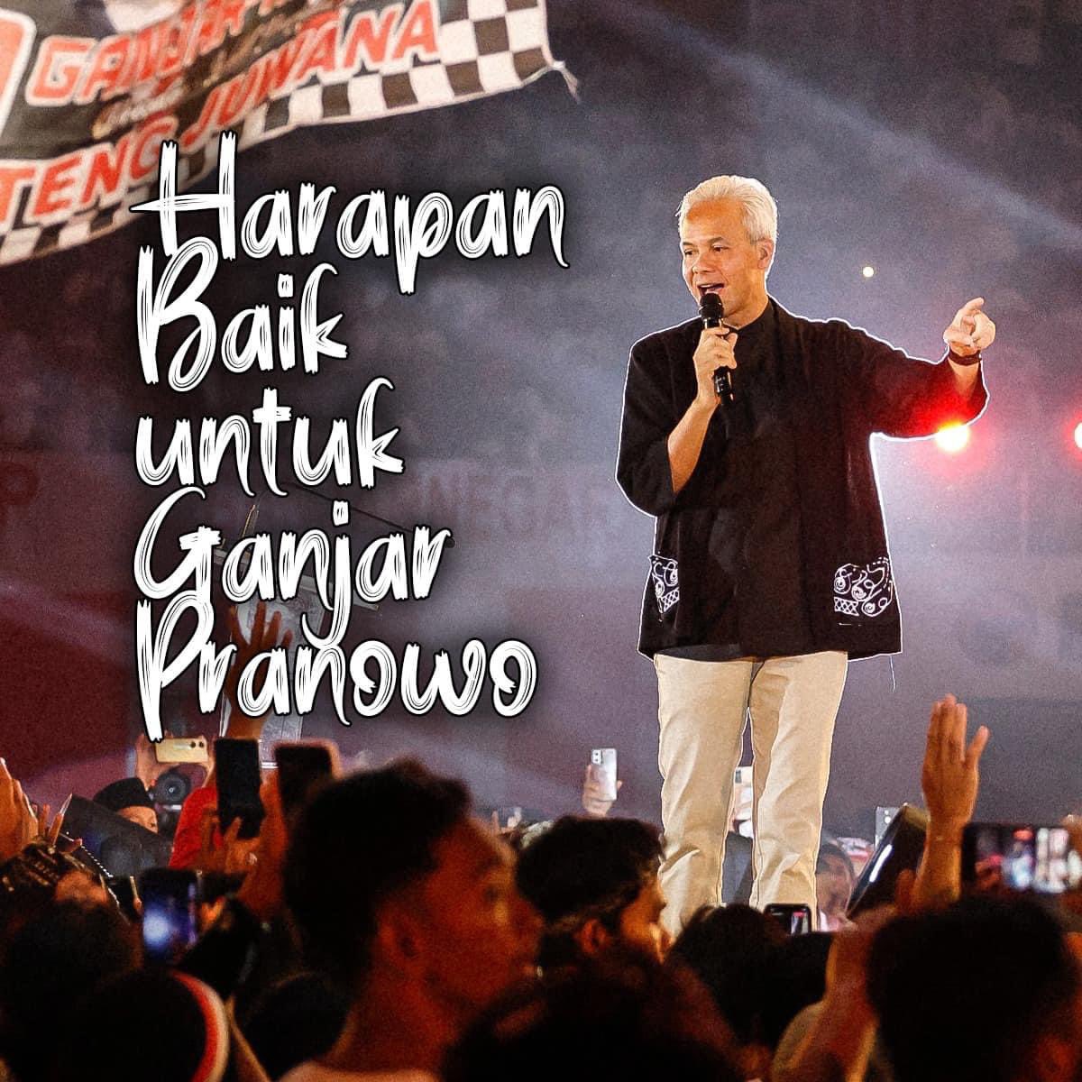 KakekHalal's tweet photo. Harapan Baik untuk Ganjar Pranowo

Orang Indonesia punya kepercayaan tinggi pada nama. Nama dipercaya membawa pengaruh baik bagi nasib manusia, maka jika nama dirasa kurang tepat, upaya menggantinya adalah jalan menuju kesempurnaan hidup.

Itulah yang ditunjukkan oleh Raden Mas Suwardi Suryaningrat. Sosok penting dalam dunia pergerakan dan pendidikan Indonesia. Ia merasa namanya terlalu mengesankan kelas priyayi ningrat, sehingga ia sulit dekat dengan rakyat jelata. Setelah tirakat dan berdoa, ia putuskan mengganti namanya menjadi Ki Hajar Dewantara. Tepat sekali. Nama barunya itu mendekatkan dirinya pada rakyat dan anak-anak bumiputera, tanpa sekat dan batas sosial dan budaya yang membatasi.

Kisah lainnya datang dari tokoh besar bernama Sukarno. Anda semua tahu, kita tidak bisa membicarakan sejarah Indonesia tanpa menyebut namanya. Semasa bocah, Sukarno punya nama kecil Kusno. Lantaran sakit-sakitan,  Soekemi Sosrodihardjo, ayah Sukarno, memutuskan mengganti nama putranya itu.

Terpilihlah nama Sukarno. Nama itu diambil dari nama Karna, tokoh dari dunia pewayangan. Karna sang satria pemanah dari negeri Astina. Nama yang sempurna, Sukarno sesuai namanya menjadi pemimpin besar bagi Revolusi Indonesia, Presiden pertama Indonesia paling disegani dunia internasional.

Hari ini kita pun mengenal Ganjar Pranowo. Ia adalah tokoh yang juga punya sejarah mengubah namanya. Ganjar adalah anak seorang polisi biasa bernama Pramudji Parmudi Wiryo. Ganjar kecil bernama Ganjar Sungkowo, ia lahir dari keluarga sederhana. Akibat situasi serba kekurangan yang dialami Ganjar kecil, ia pun sering demam dan sakit-sakitan. Keluarganya kala itu memang bisa disebut kurang mampu.

Pramudji akhirnya memutuskan mencarikan nama baru untuk Ganjar. Dari Ganjar Sungkowo diubah menjadi Ganjar Pranowo. Perubahan nama itu rupanya sangat melekat pada nasib baik Ganjar. Ganjar adalah doa dan hadiah, sedangkan Pranowo adalah hati yang terang. Nama itu sesuai dengan karakter Ganjar yang selalu terang hati dalam menghadapi persoalan. Secara filosofis, semakin berat cobaan, akan semakin besar ganjaran (hadiah/pahala) yang akan didapatkan Ganjar.

Nama yang diberkahi akan menuntun manusia ke jalan yang benar. Ganjar Pranowo, seperti halnya Sukarno dan Ki Hajar Dewantara, telah menunaikan tugas hidupnya sebagai sosok pemberi terang. Di bidang pendidikan, ide sekolah gratis SMK Jateng telah meluluskan 1837 siswa dengan 70% terserap dunia kerja, sisanya ada yang melanjutkan kuliah, ada yang berhasil menjadi anggota TNI/Polri.

Di bidang tata birokrasi, Ganjar mendapat penghargaan sebagai pemimpin daerah sebagai penyelenggara The Good Governor 2023 terbaik versi Asian Post dan Infobank. Ganjar juga diberi penghargaan oleh Bappenas pada tahun 2023 atas kebijakannya dalam mengatur pembangunan daerah di Jateng. Dalam urusan toleransi beragama pun, Indeks Kerukunan Umat Beragama di Jawa Tengah meningkat pada 2022 mencapai 76,8 dari 72,4, pada 2021.

Beberapa capaian di atas belum seberapa, masih akan sangat panjang jika diuraikan di sini. Namun, satu hal yang pasti, nama pemberian ayahanda benar-benar sesuai jatidiri Ganjar yang sebenarnya. Ganjar mendapat ganjaran (hadiah) dari rakyat karena telah bekerja dengan mengutamakan kejujuran dan keberpihakan pada rakyat. Pelan-pelan, kerja keras itu akan membawa terang, membawa pranawa, sesuai nama yang melekat pada beliau, Ganjar Pranowo.