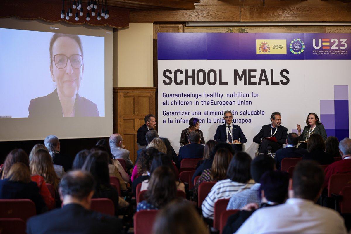 En la mesa redonda 1⃣ hemos hablado sobre comedores escolares en una red más amplia de políticas contra la pobreza infantil:

🗨️👇🏽
🔹<a href="/rosadelauro/">Rosa DeLauro</a> 
🔹<a href="/AndresCondeSave/">Andrés Conde</a> 
🔹<a href="/andrea_magarini/">Andrea Magarini Pellini</a> 
🔹David Harris
🔹Anne-Catherine Guio

Moderados por <a href="/MeganACurran/">Megan Curran</a>.