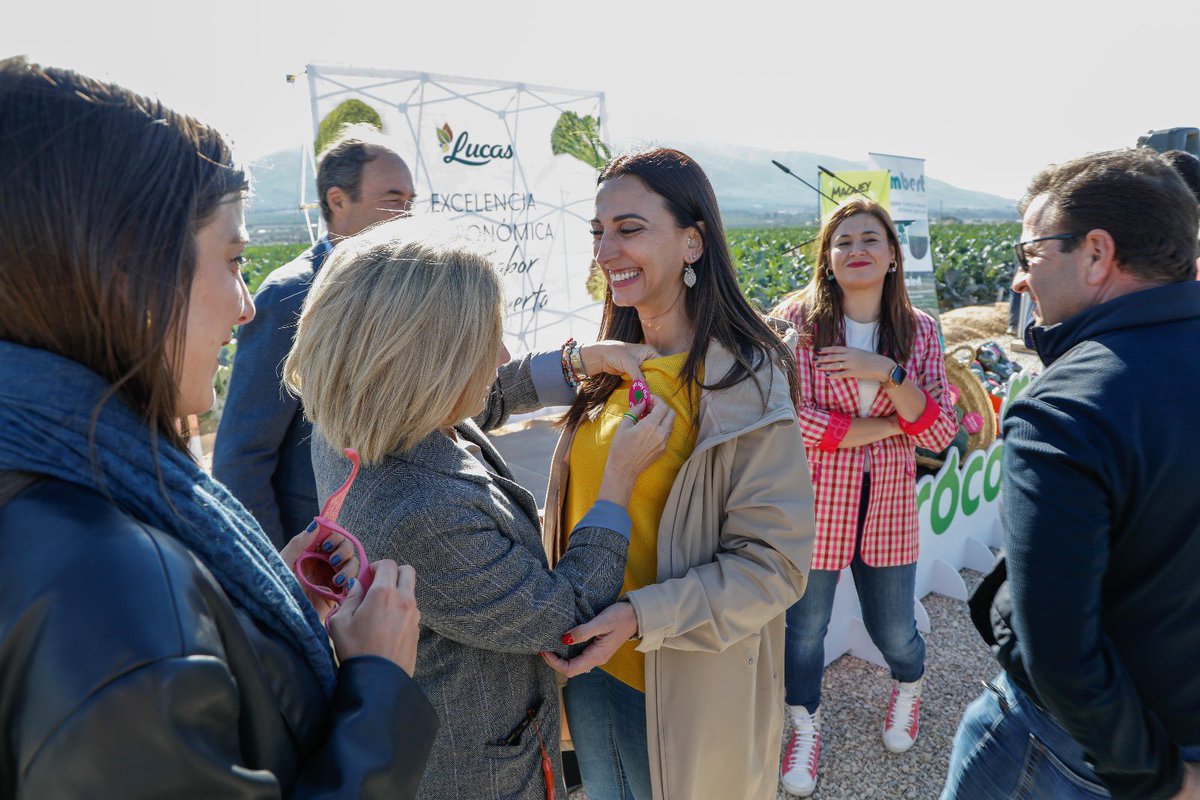 Sororidad: Amistad y reciprocidad entre mujeres que comparten el mismo ideal y trabajan por un mismo objetivo. Un momento especial junto a @rubirademo. Otra mujer preside <a href="/masbrocoli/">+Brócoli</a>  Antonia María Piernas Millán y @mengual madrina .  En definitiva, sororidad máxima …