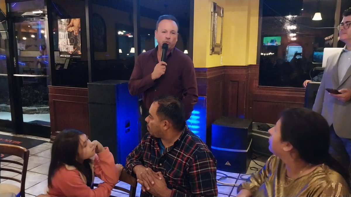Por segundo año consecutivo, la Organización de Periodistas Hispanos de las Carolinas realizó su #recolecta de #juguetes 2023 en una noche de #karaoke. Con el fin de sumar juguetes al CMPD en su entrega de juguetes a niños de una comunidad sensible en #Charlotte