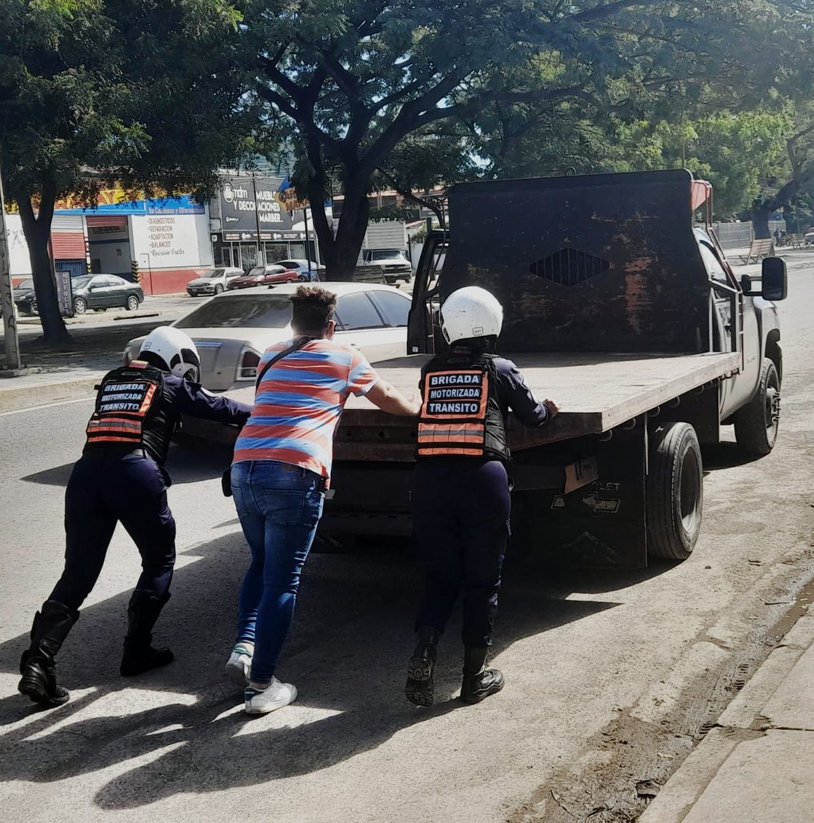 La Brigada Motorizada Femenina de #Aragua de la <a href="/PNBVzla/">Cuerpo de Policía Nacional Bolivariana.</a> con el fin de prevenir accidentes, implementaron un operativo de Dirección y Control del Tránsito Vehícular, Auxilio Vial y Peatonal en las principales av del municipio Girardot.

#UnidadEstudiantil
#21Nov