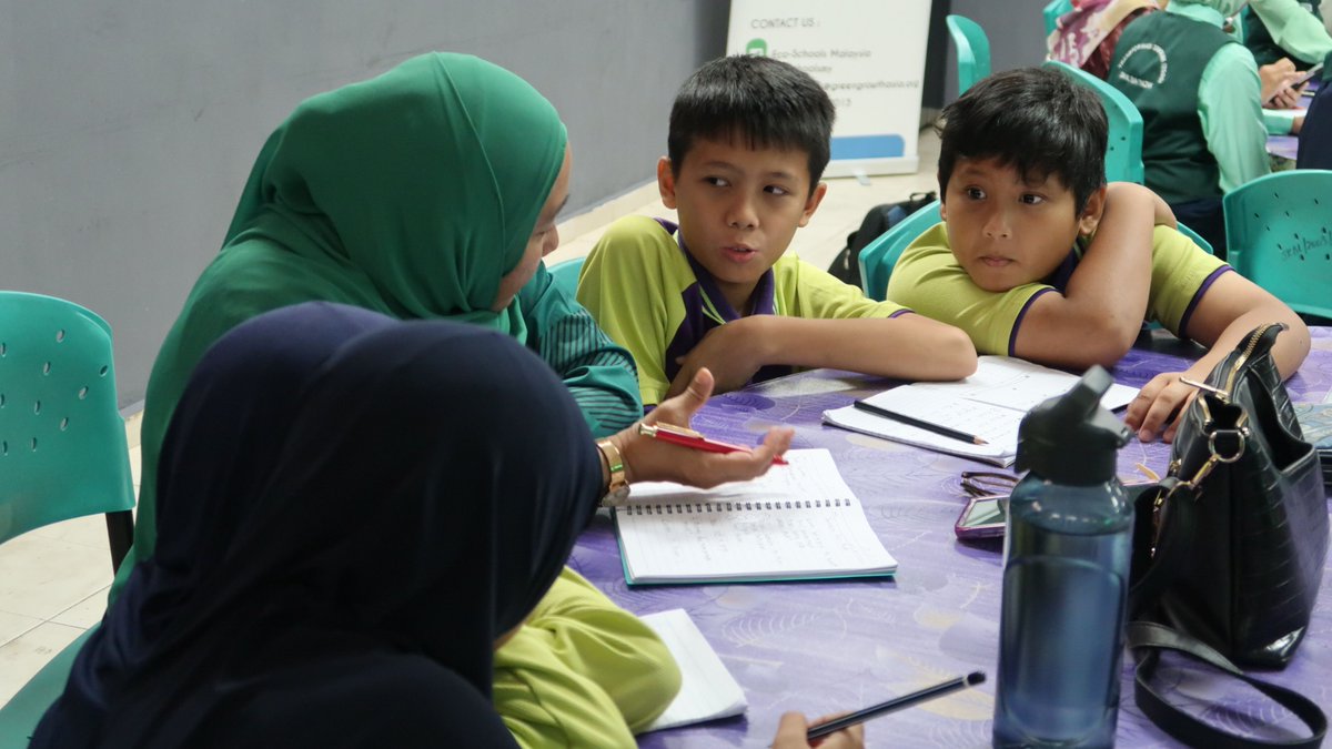Pelajar dan guru Eco-Schools di Melaka menunjukkan semangat yang berkobar serta penglibatan yang bersemangat.

Terima kasih kepada #YayasanSimeDarby atas sokongan padu mereka dalam menjayakan bengkel ini demi kejayaan akreditasi hijau bagi sekolah-sekolah di #Melaka.