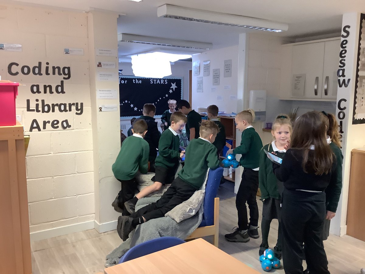 stmargaretsps's tweet photo. #P4C were in groups, using problem solving, to move Dash the robot in different directions. #digimargs https://t.co/9EpOu83vdm