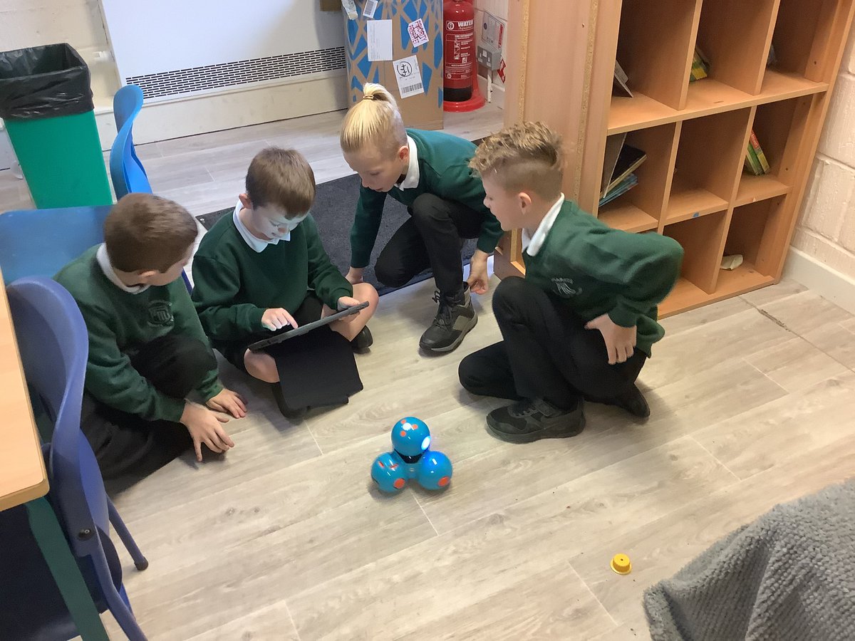 stmargaretsps's tweet photo. #P4C were in groups, using problem solving, to move Dash the robot in different directions. #digimargs https://t.co/9EpOu83vdm