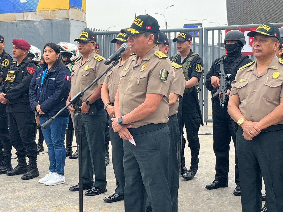 MigracionesPe's tweet photo. #MigracionesPerú 🇵🇪, junto a la @PoliciaPeru, realizará control de identidad a personas extranjeras en el Estadio Nacional, previo al partido #PeruvsVenezuela.

Tanto nacionales o como extranjeros, #TodosNosIdentificamos y contribuimos a la seguridad y orden interno. https://t.co/sRN4rtMn8w
