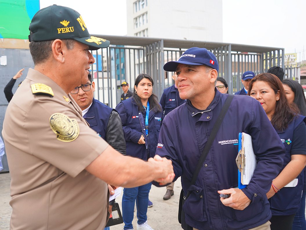 MigracionesPe's tweet photo. #MigracionesPerú 🇵🇪, junto a la @PoliciaPeru, realizará control de identidad a personas extranjeras en el Estadio Nacional, previo al partido #PeruvsVenezuela.

Tanto nacionales o como extranjeros, #TodosNosIdentificamos y contribuimos a la seguridad y orden interno. https://t.co/sRN4rtMn8w