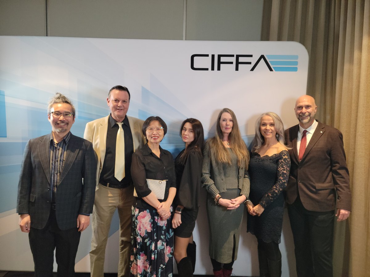 Our wonderful team at the Vancouver CIFFA Gala!💡

#VancouverCIFFAGala #FaceOfCole #Teamwork #ColeIntl