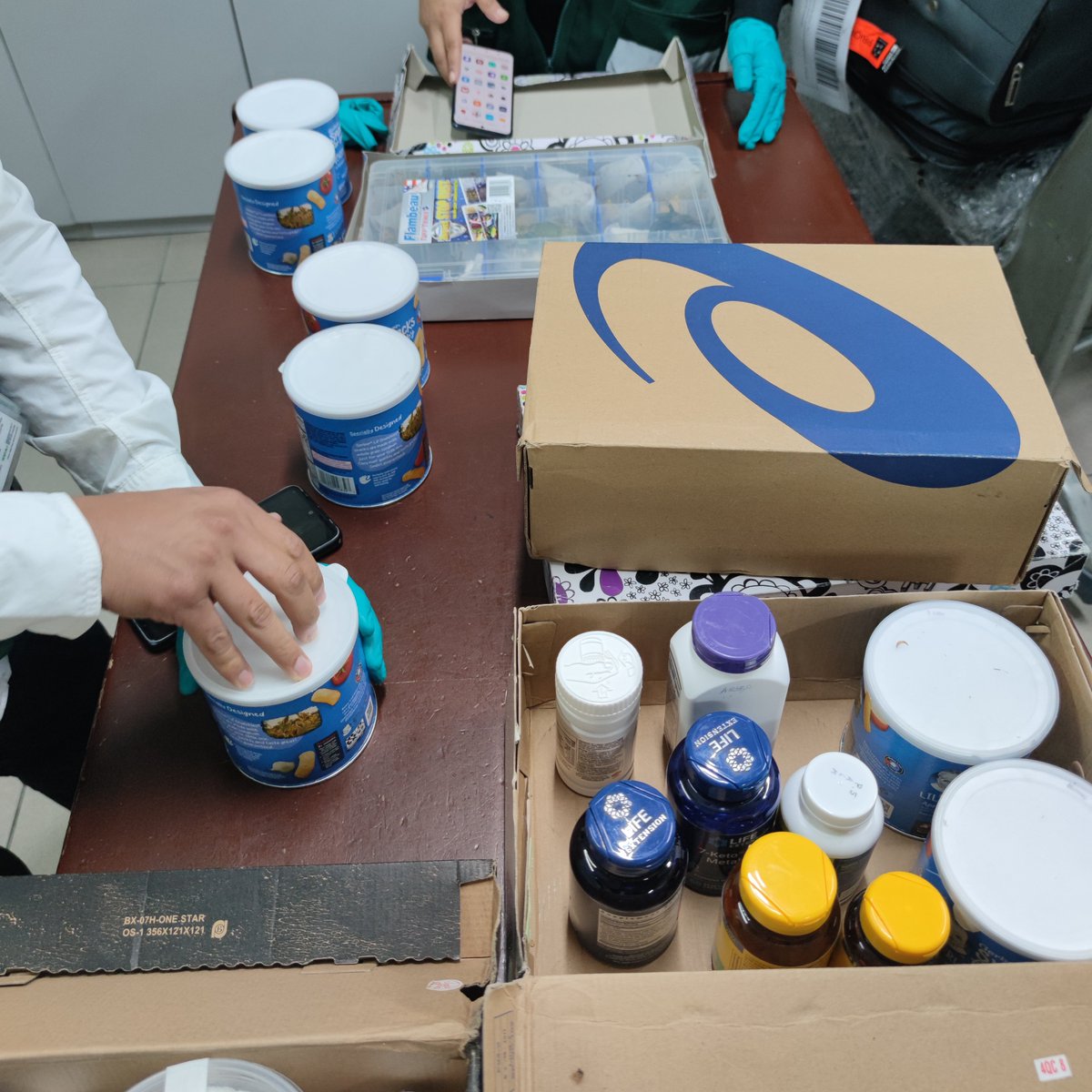 Carga con 160 animales vivos estaba camuflada en condiciones precarias.
Acción de inteligencia aduanera fue informada a <a href="/FiscaliaPeru/">Ministerio Público</a> que dispuso la custodia de las especies a <a href="/SerforPeru/">Serfor Perú</a> y la detención del pasajero a la <a href="/PoliciaPeru/">Policía Nacional del Perú</a>.
#AduanaATuServicio 🇵🇪