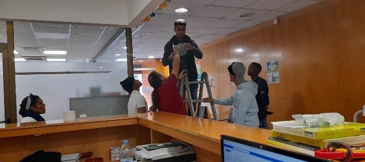 passworkbcn's tweet photo. El dijous dia 16 de novembre uns quants alumnes de PFI ELECTRICITAT van posar en pràctica tasques de manteniment
al local de PROJECTE PASSWORK
Van aprendre a seguir el pas a pas de com canviar llums LED tenint en compte la prevenció de riscos laborals.
#passwork #fundacionadsis https://t.co/37WkImqKe2