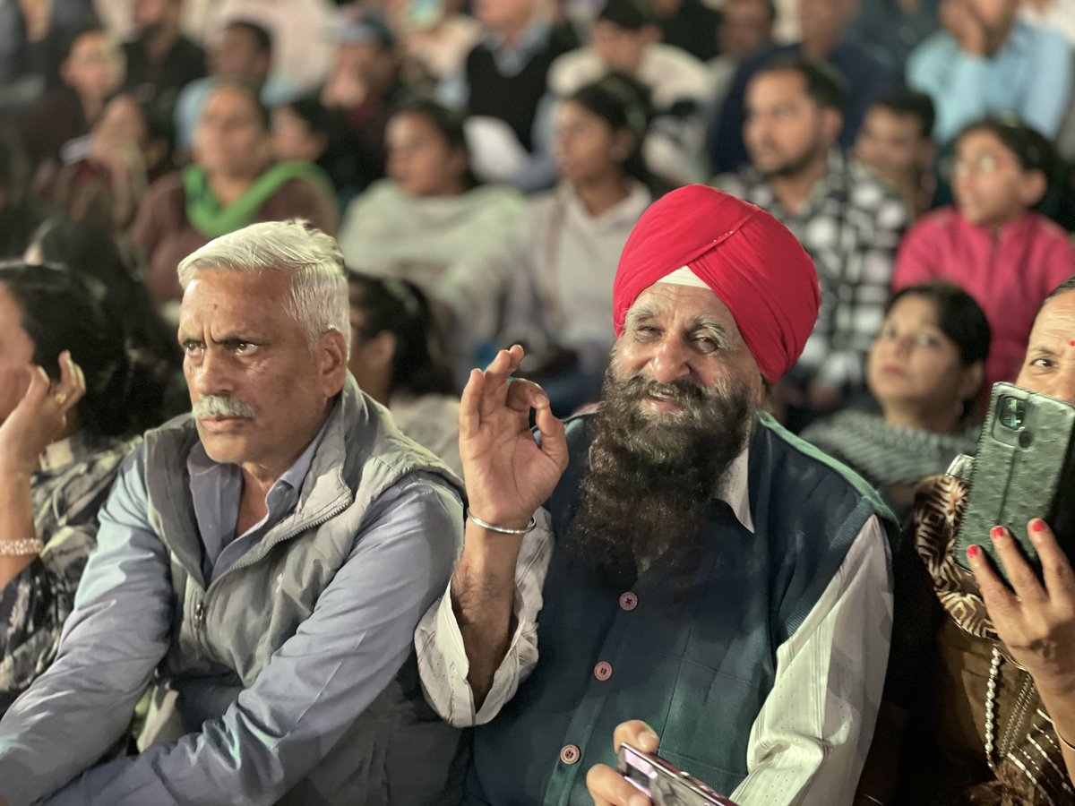 abhinandita_m's tweet photo. बच्चे बूढ़े और जवान 
दिल्ली के लोगों ने इंजॉय किया @ArvindKejriwal सरकार द्वारा आयोजित दिल्ली दिवस 

@Saurabh_MLAgk 
#JasbirJassi https://t.co/gdIMajio85