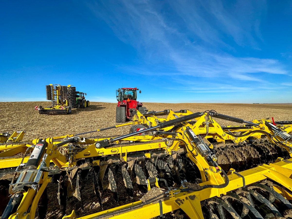 BednarFmt's tweet photo. 🌾🚜 Big shoutout to ATX Implements Ltd. for hosting #BEDNAR 's first Field Days in America! Showcased were top machines for corn &amp; soybean cultivation: #SWIFTERDISC , #ATLAS , and #TERRALAND. 🌽🌱 Ready to revolutionize farming? Contact us #AgricultureInnovation https://t.co/Oc6vNRMWNn