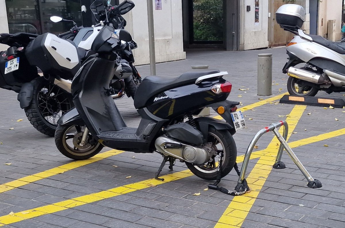 Merci <a href="/lignesdazur/">Lignes d'Azur</a> de m'avoir aménagé une place de stationnement sécurisée pour mon scooter, je peux bien l'attacher à l'arceau prévu. S'il y une urgence sur le tramway je ne doute pas un instant que vous trouverez une place disponible rapidement place Garibaldi. #incivisme