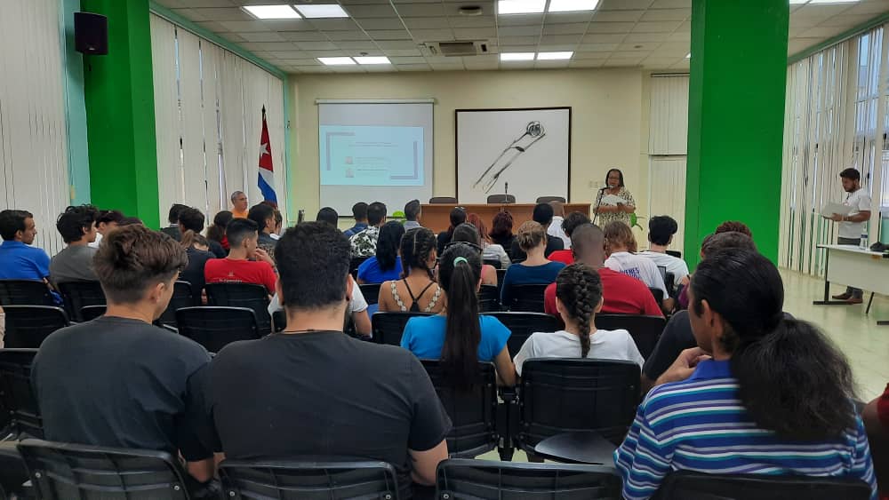 Con la presencia del Vicerrector de Formación <a href="/gejimenez84/">Gerdys E. Jiménez Moya</a> y otros miembros del Consejo Universitario, se inauguró en la mañana de #Hoy la Jornada Científica Estudiantil de nuestra casa de de altos estudios. #SomosUCI  #UniversidadCubana #JCE <a href="/raydelmp/">Raydel Montesino Perurena</a> <a href="/CubaMES/">MES</a>  <a href="/BasultoRamirez/">Pedro Luis Basulto Ramírez</a>