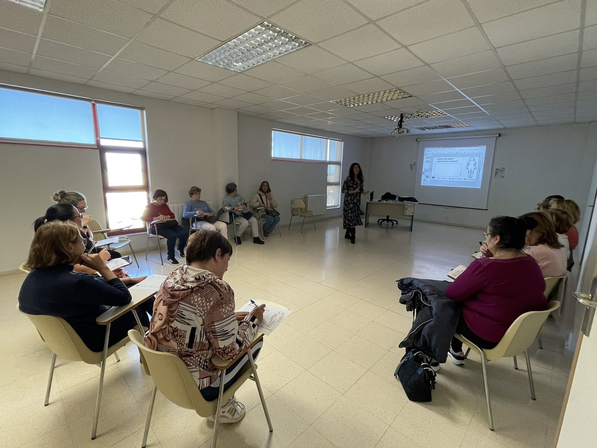 CCult_Guiju's tweet photo. 💜 Autoconocimiento y desarrollo personal para mejorar la autoestima, esta mañana en el Taller "YO MUJER”, dentro de la programación con motivo del 25N en #CentroCulturalGuijuelo.

#YoMujer #25N #ProgramacionCulturalNoviembre
#CentroCultural #CulturaGuiiuelo https://t.co/C4WhEcBeYH