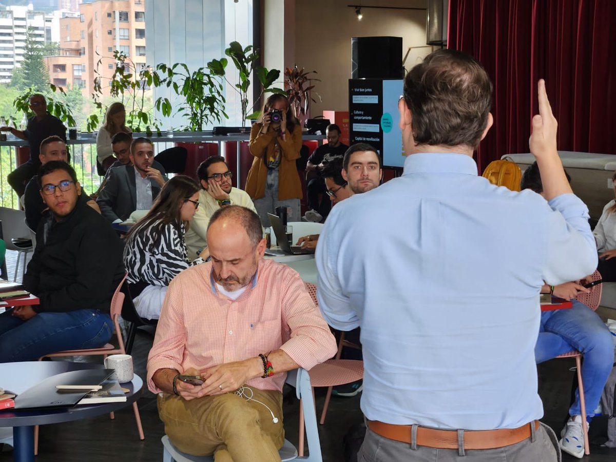 ArtesHumEAFIT's tweet photo. 💬 #CentroHumanista | Comunicación para el cambio social. Hoy conversamos con equipos de gobernador y alcalde electos sobre cómo sacar lo mejor de las personas. Un encuentro alrededor de la confianza y la cultura ciudadana. #bootcamp @EAFIT 🧵⬇️ https://t.co/fqpsS1SMuA