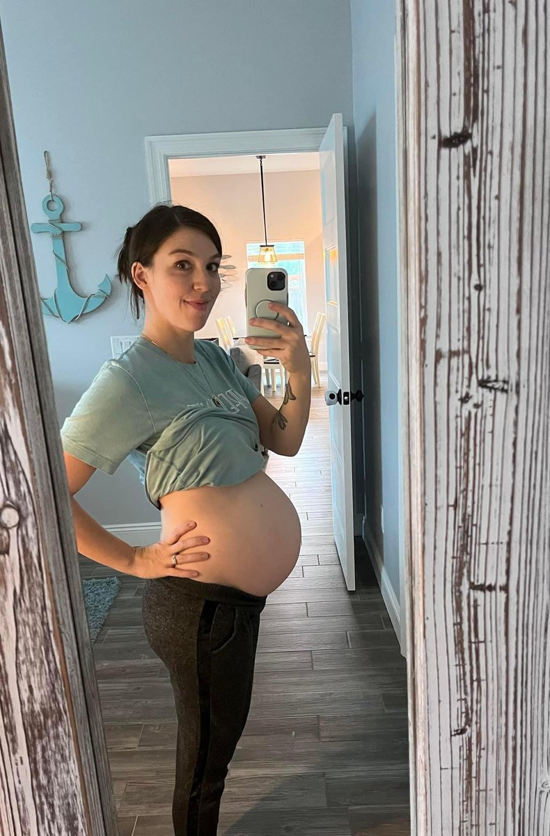 35 weeks for Bailey ! 

#Ivfgotthis #embryotransfer #intendedparents #surrogacy #surrogate #surrogacyjourney #ivfjourney #intendedparents #surrogatemother #pregnancy #stickythoughts #babydust #family #ivf #fet #surrogate #babybump #bumpdate #hcg #progesterone #infertility #fertil