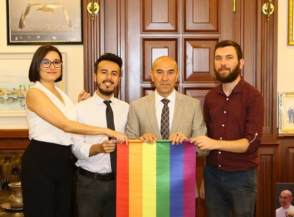 İçişleri Bakanlığı, Amansız LGBT savunuculuğuyla bilinen Tunç Soyer'e, Osmanlı Devleti'ne ve Sultan Vahdettin’e hakaret ettiği gerekçesiyle soruşturma başlattı. Soruşturma aşamasında kalmamalı, ecdada hakaretin bedelini ödemeli !