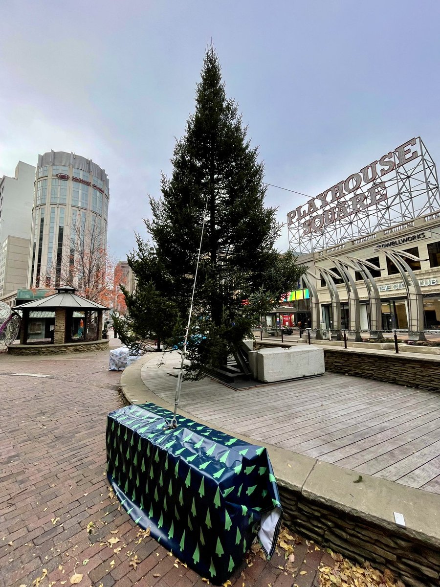 DowntownCLE's tweet photo. With 4️⃣ days til #WinterLandCLE, we’re excited to spread the holiday cheer from Public Square to Playhouse Square!🎄Our main tree lighting will be on @CLEPublicSquare, but we added a new 2nd Christmas tree in @PSQDistrict’s US Bank Plaza &amp; new lighting on Euclid Ave streetlights! https://t.co/kNaExBNSNA