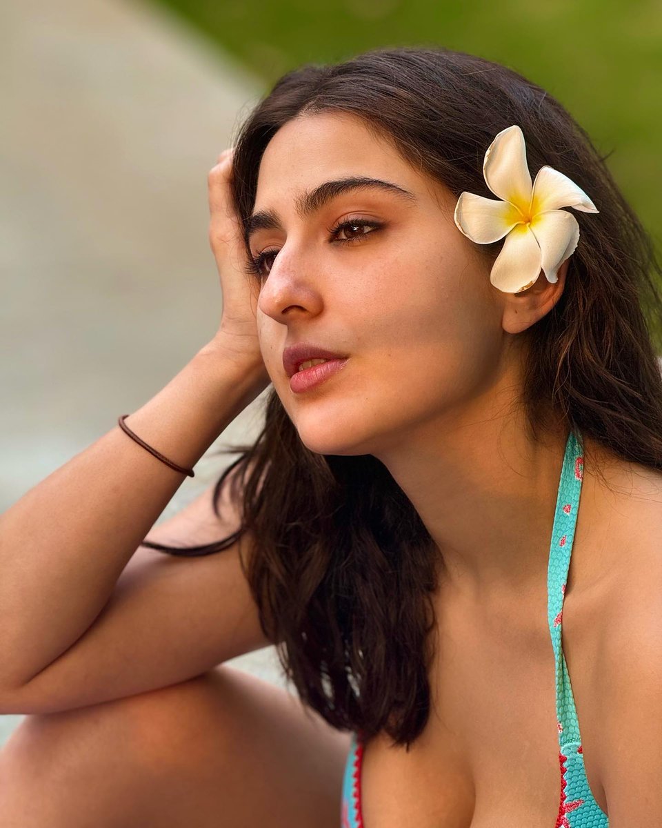 iSamarthX's tweet photo. Finally, the Nawabi beauty shows herself freely. 🥵🔥🤤💦 

#SaraAliKhan 
Sara Ali Khan https://t.co/asRsMCTebi