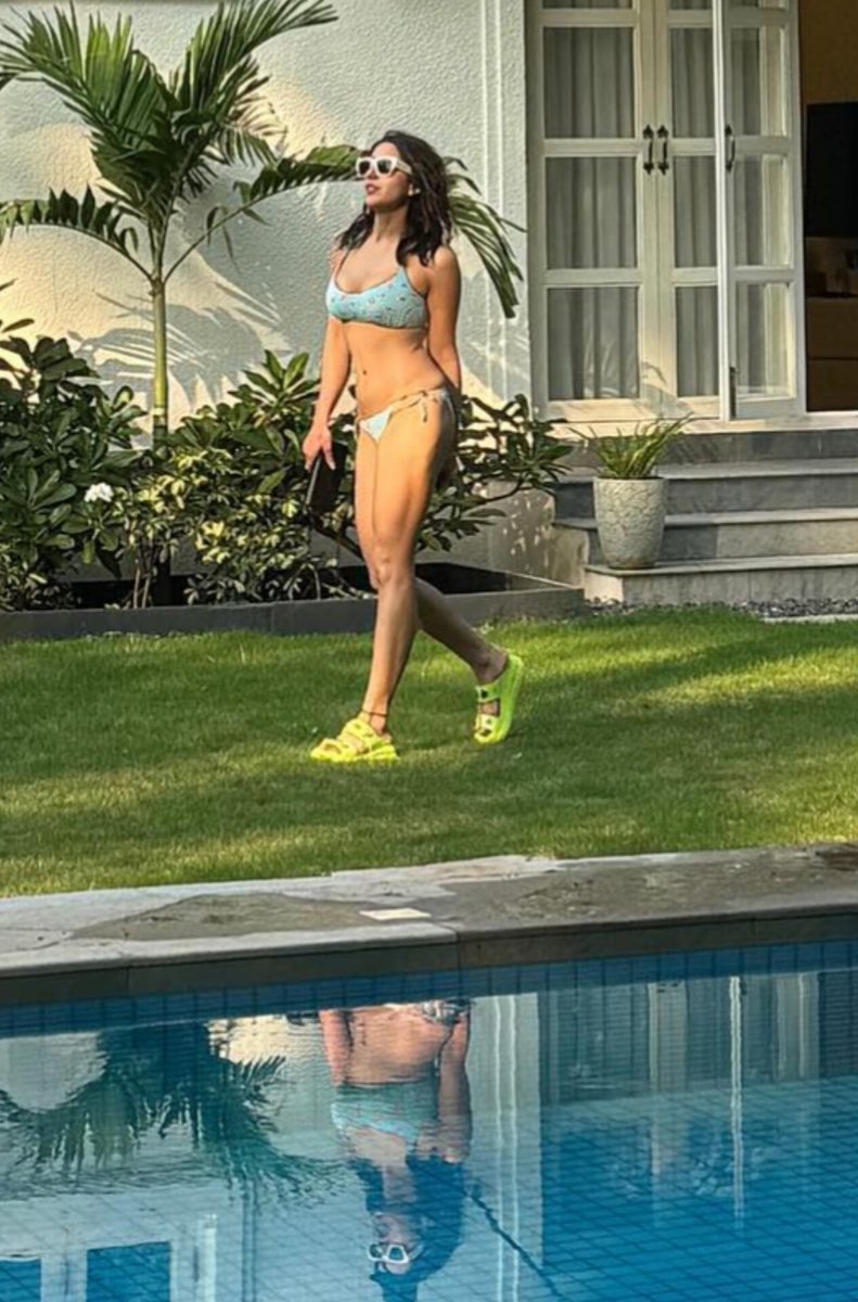iSamarthX's tweet photo. Finally, the Nawabi beauty shows herself freely. 🥵🔥🤤💦 

#SaraAliKhan 
Sara Ali Khan https://t.co/asRsMCTebi