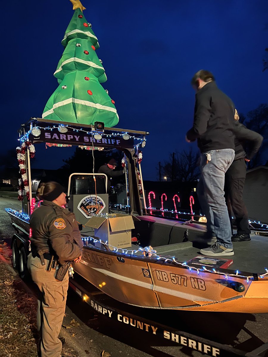 It was a chilly, damp evening, but a great time being a part of the Christmas parade in Springfield last night! Our ⁦@SarpySheriff⁩ Community Engagement Unit did a great job decorating one of our S/R boats! Love our communities! 🐾🎄#hugdognotadrugdog #christmasparade